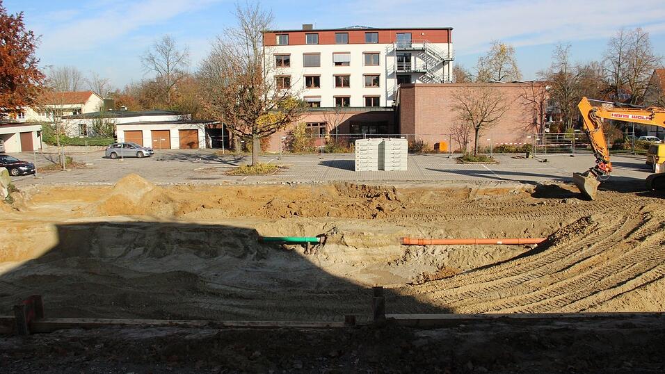 Die Baugrube am Landratsamt, in der die Bombe zum Vorschein kam. Die Baugrube am Landratsamt, in der die Bombe zum Vorschein kam.