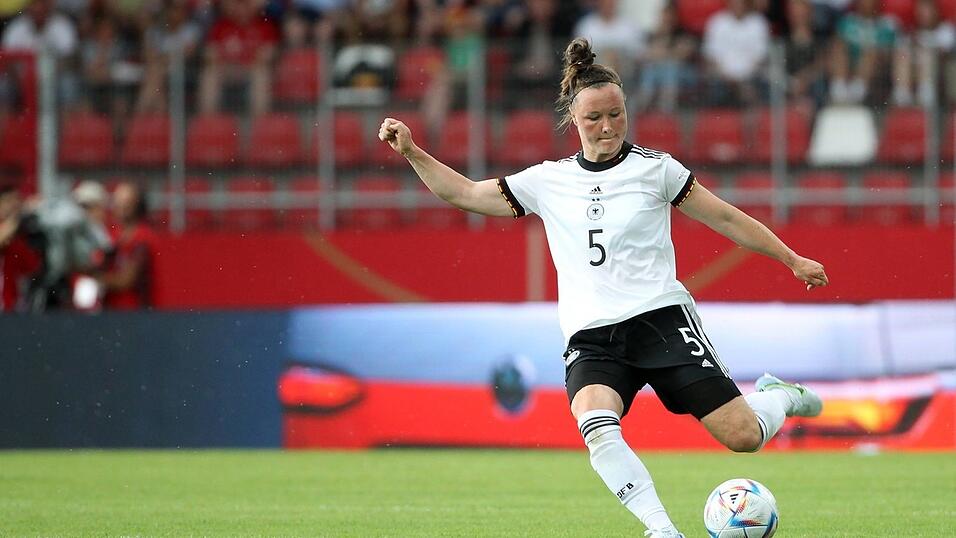 Unsere Nummer 5: Abwehrspielerin Marina Hegering / VfL Wolfsburg / 20 Länderspiele / 3 Tore Unsere Nummer 5: Abwehrspielerin Marina Hegering / VfL Wolfsburg / 20 Länderspiele / 3 Tore