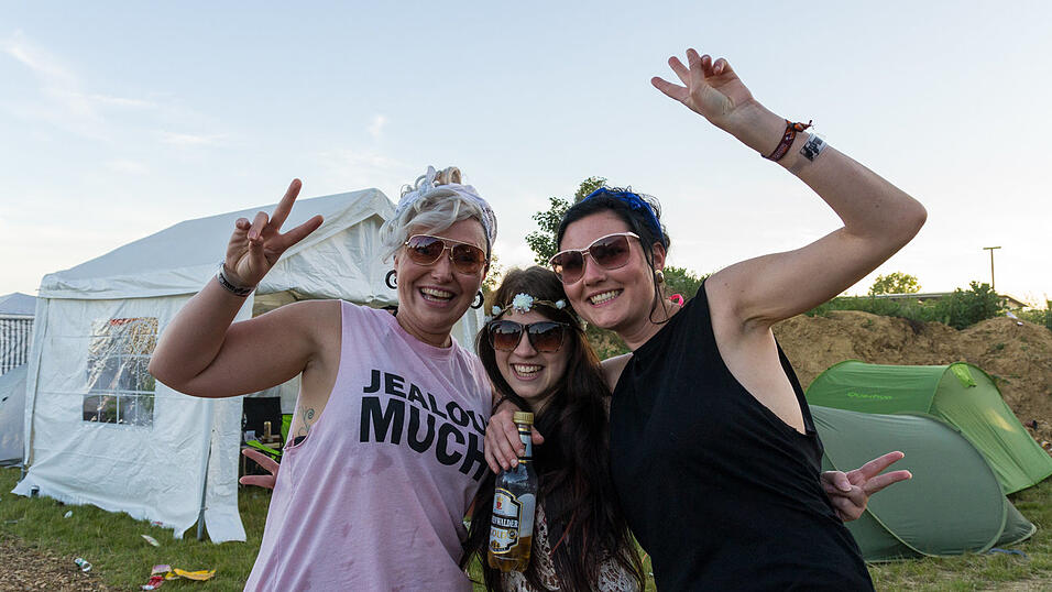 Ein Streifzug durch das Campinggelände: Trotz heißer Temperaturen sind die Festivalbesucher bestens gelaunt. (Foto: Susanne Raith) Ein Streifzug durch das Campinggelände: Trotz heißer Temperaturen sind die Festivalbesucher bestens gelaunt. (Foto: Susanne Raith)