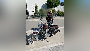 Für eine Harley Davidson ist man nie zu alt. Roswitha Plobner mit ihrer aktuellen Maschine, eine Harley Sportster. Für eine Harley Davidson ist man nie zu alt. Roswitha Plobner mit ihrer aktuellen Maschine, eine Harley Sportster.
