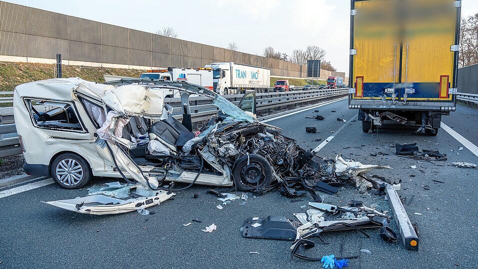 Der Wagen des 68-J&auml;hrigen wurde bei dem Unfall v&ouml;llig zerst&ouml;rt.