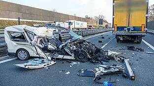 Der Wagen des 68-J&auml;hrigen wurde bei dem Unfall v&ouml;llig zerst&ouml;rt.