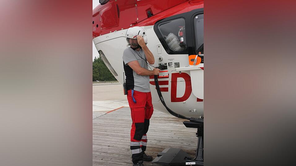 Kommt ein Notruf, geht es schnell: 'Ich gehe nach draußen und starte die Triebwerke, während der Helikopter noch an der Ladestation hängt.'