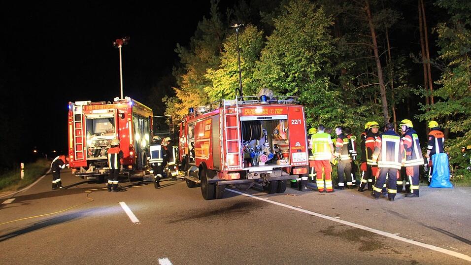 Schrecklicher Unfall in der Nacht auf Mittwoch in einem Waldst&uuml;ck bei Heinsacker (Kreis Regensburg). Die beiden Autowracks wurden von den Einsatzkr&auml;ften im Unterholz gefunden.