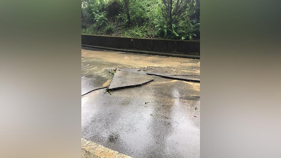 Chaos nach einem Unwetter am Mittwochnachmittag in Landshut. &Uuml;berflutete Stra&szlig;en und Geb&auml;ude, weggeschwemmte Autos und ein Dachstuhlbrand. Jede Menge Arbeit f&uuml;r die Feuerwehr.