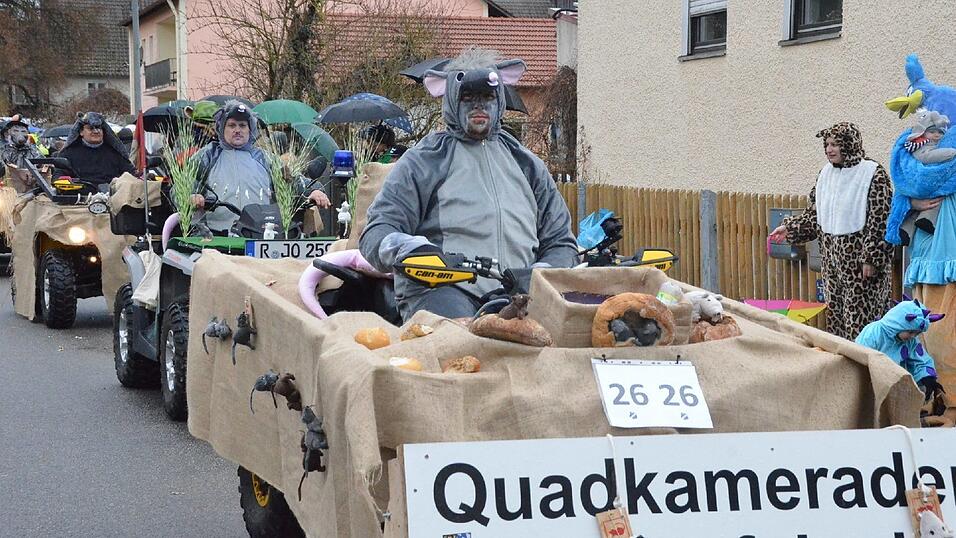 Mit dem großartigen 67. Faschingszug und einem anschließenden 'Narrentreiben' nahm am Faschingsdienstag der Fasching 2017 in Sarching ein glanzvolles Ende. Und was dabei alle 'narrisch' freute, das Wetter spielte doch noch mit; denn während des Zuges war es regenfrei; erst zum Ende regnete es! Mit dem großartigen 67. Faschingszug und einem anschließenden 'Narrentreiben' nahm am Faschingsdienstag der Fasching 2017 in Sarching ein glanzvolles Ende. Und was dabei alle 'narrisch' freute, das Wetter spielte doch noch mit; denn während des Zuges war es regenfrei; erst zum Ende regnete es!