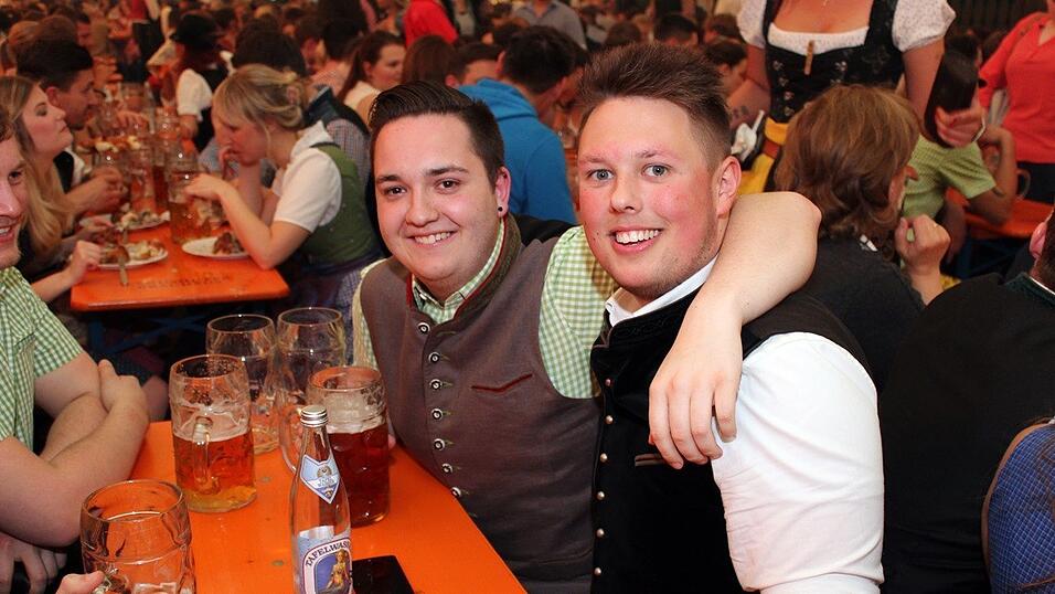 Die Fr&uuml;hjahrsdult 2017 in Landshut neigt sich dem Ende entgegen. Grund genug, noch einmal richtig in den Bierzelten zu feiern - abgerundet vom traditionellen Feuerwerk.