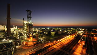 Mit dem Abbröckeln des Chemiedreiecks würden gut bezahlte Jobs verlorengehen. Angestellte der bayerischen Chemieindustrie hätten 2021 inklusive Sonderzahlungen durchschnittlich 61.887 Euro im Jahr verdient. Mit dem Abbröckeln des Chemiedreiecks würden gut bezahlte Jobs verlorengehen. Angestellte der bayerischen Chemieindustrie hätten 2021 inklusive Sonderzahlungen durchschnittlich 61.887 Euro im Jahr verdient.