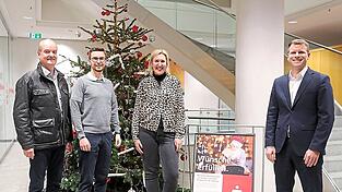 Die Wunschbaumaktion zugunsten des Kinderheims St. Vinzenz in der Sparkasse Landshut hat begonnen (von links): Norbert Lang, ehemaliger Round-Table-Präsident, der Vizepräsident des Round Table 153 Landshut, Philip Wedlich, Kinderheimleiterin Magdalena Dauer und der Regionalleiter der Sparkasse Landshut, Tobias Niewöhner.