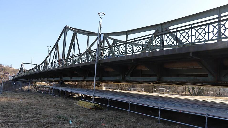 Ein Gerüst ist schon unter der Brücke erkennbar. Es wird noch weiter wachsen, weil eine Einhausung der Brücke geplant ist.