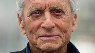 Manch atemberaubender Frau ist US-Schauspieler Michael Douglas schon nahe gekommen - vor und hinter der Kamera, wie er in seinen Memoiren nun verr&auml;t. (Archiv)