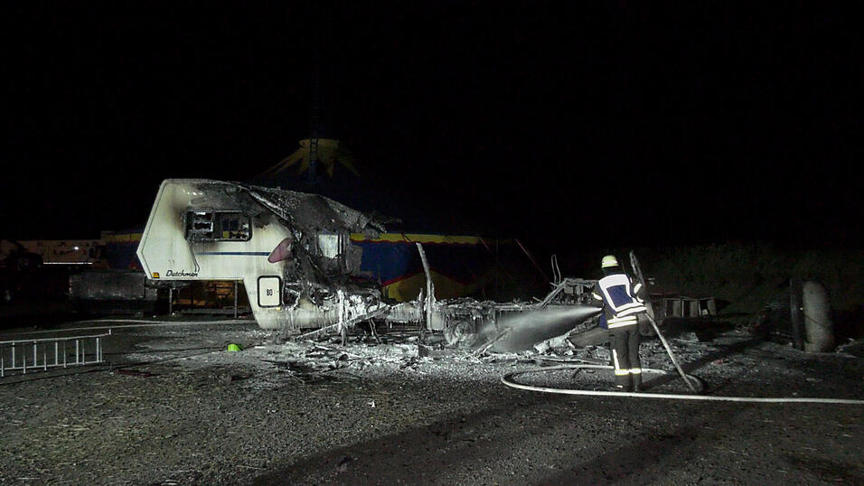 Die Weidener Feuerwehr konnte den Wohnwagen nicht mehr retten. Sein Verlust bedeutet eine weitere Krise in einer ohnehin schwierigen Lage für den 'Moskauer Circus'. Die Weidener Feuerwehr konnte den Wohnwagen nicht mehr retten. Sein Verlust bedeutet eine weitere Krise in einer ohnehin schwierigen Lage für den 'Moskauer Circus'.