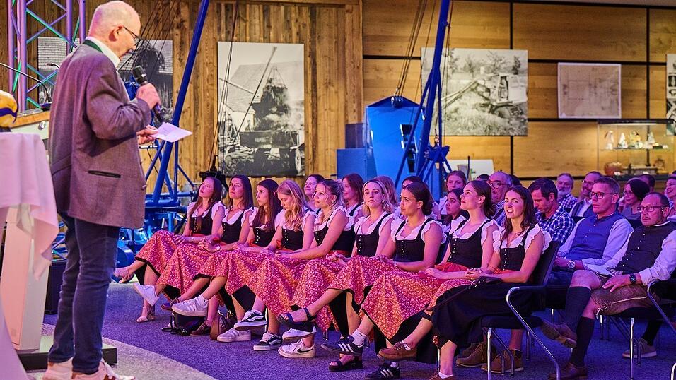 Im stilvollen Ambiente der Sennebogen Akademie verabschiedet NawaRo Straubing die Saison 2025/26: Neben dem R&uuml;ckblick auf die Vizemeisterschaft stehen auch personelle Ver&auml;nderungen und der Ausblick auf die kommende Spielzeit im Mittelpunkt.