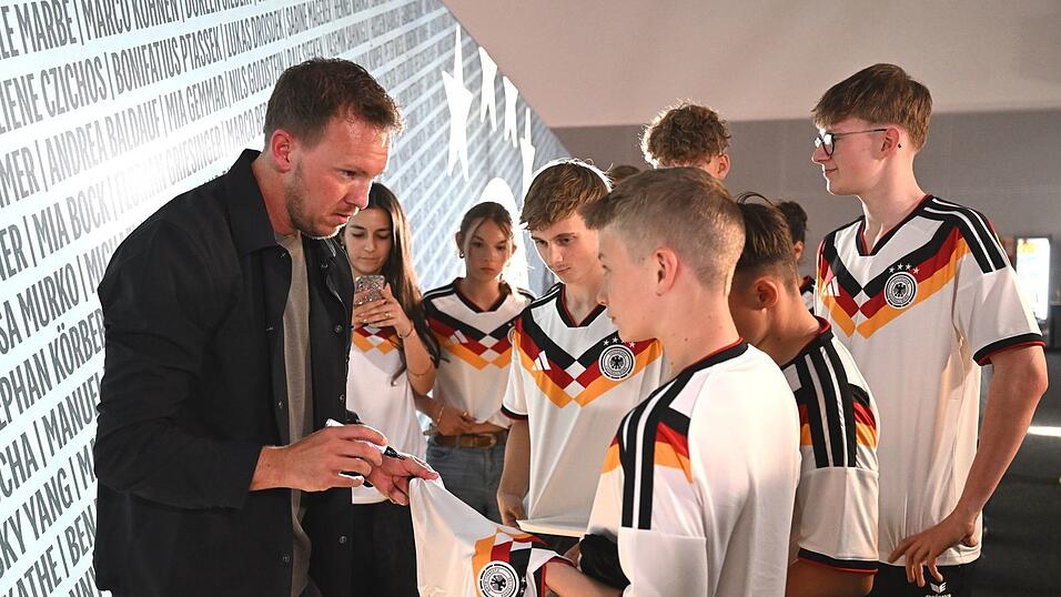 Bundestrainer Nagelsmann schreibt Autogramme für junge Fans. (Archivbild) Bundestrainer Nagelsmann schreibt Autogramme für junge Fans. (Archivbild)