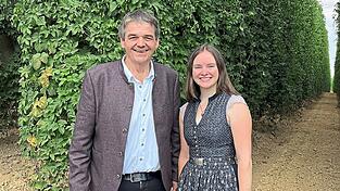 Bürgermeister von Rudelzhausen Michael Krumbucher macht Werbung für die Anwärterin für die Hallertauer Hopfenkönigin 2026, Claudia Neumaier, hier in einem Hopfengarten bei Tegernbach. Bürgermeister von Rudelzhausen Michael Krumbucher macht Werbung für die Anwärterin für die Hallertauer Hopfenkönigin 2026, Claudia Neumaier, hier in einem Hopfengarten bei Tegernbach.