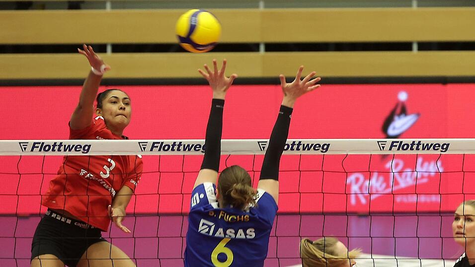 EINE ETAGE HÖHER: Die Raben spielten ihre Größenvorteile gegen Neuwied gnadenlos aus - so wie Diagonalangreiferin Dayana Segovia (links) in dieser Szene gegen Sina Fuchs. Insgesamt steuerte die 26-jährige Kolumbianerin neun Punkte zum souveränen Heimerfolg bei. EINE ETAGE HÖHER: Die Raben spielten ihre Größenvorteile gegen Neuwied gnadenlos aus - so wie Diagonalangreiferin Dayana Segovia (links) in dieser Szene gegen Sina Fuchs. Insgesamt steuerte die 26-jährige Kolumbianerin neun Punkte zum souveränen Heimerfolg bei.