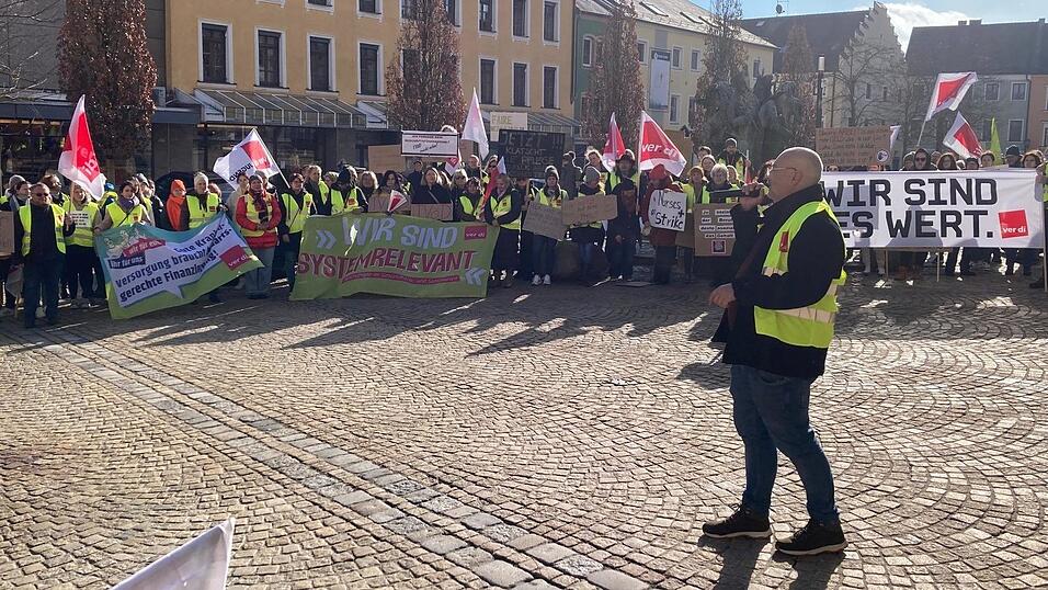 Bei einer kurzen Kundgebung am Chamer Marktplatz ergreifen Verdi-Vertreter Martin Schmalzbauer sowie Sana-Besch&auml;ftigte das Wort.