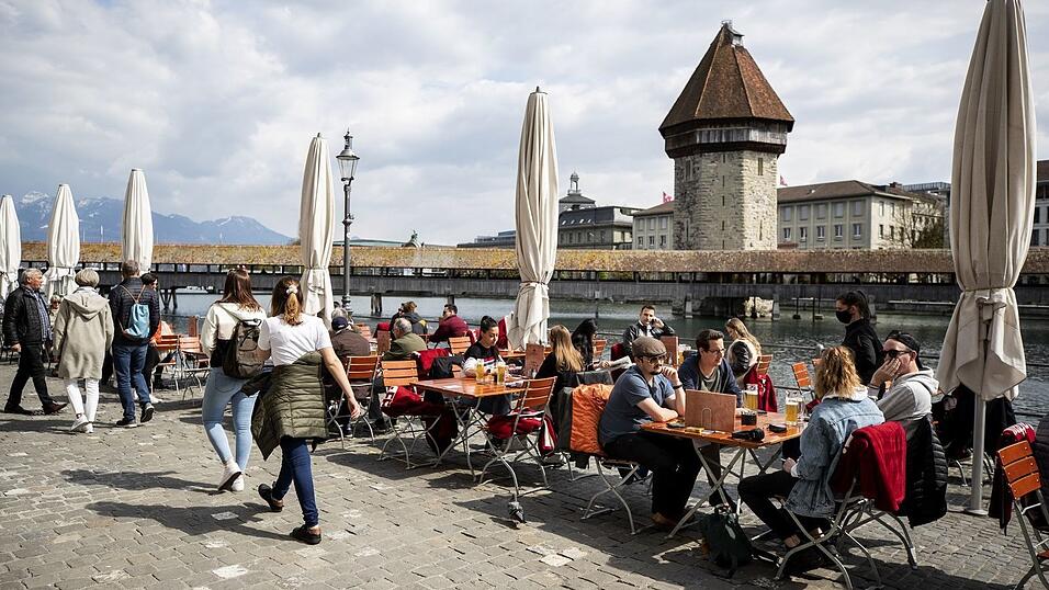 Ein Restaurant an der Reuss in Luzern, die Kapellbr&uuml;cke ist im Hintergrund zu sehen.(Archivbild)
