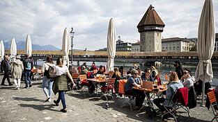 Ein Restaurant an der Reuss in Luzern, die Kapellbr&uuml;cke ist im Hintergrund zu sehen.(Archivbild)