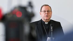 Der Limburger Bischof Georg Bätzing suspendierte den Pfarrer, der um einen Verzicht auf das Priesteramt gebeten hatte. (Archivbild) Der Limburger Bischof Georg Bätzing suspendierte den Pfarrer, der um einen Verzicht auf das Priesteramt gebeten hatte. (Archivbild)