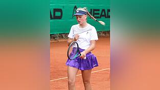 In der ITF-Juniorenrangliste arbeitet sich Angelina Cerdic, deren Karriere beim TC Rot Wei&szlig; Straubing begonnen hat, immer weiter nach vorne. Ende 2026 will die 15-J&auml;hrige bei Junior Grand Slams spielen.