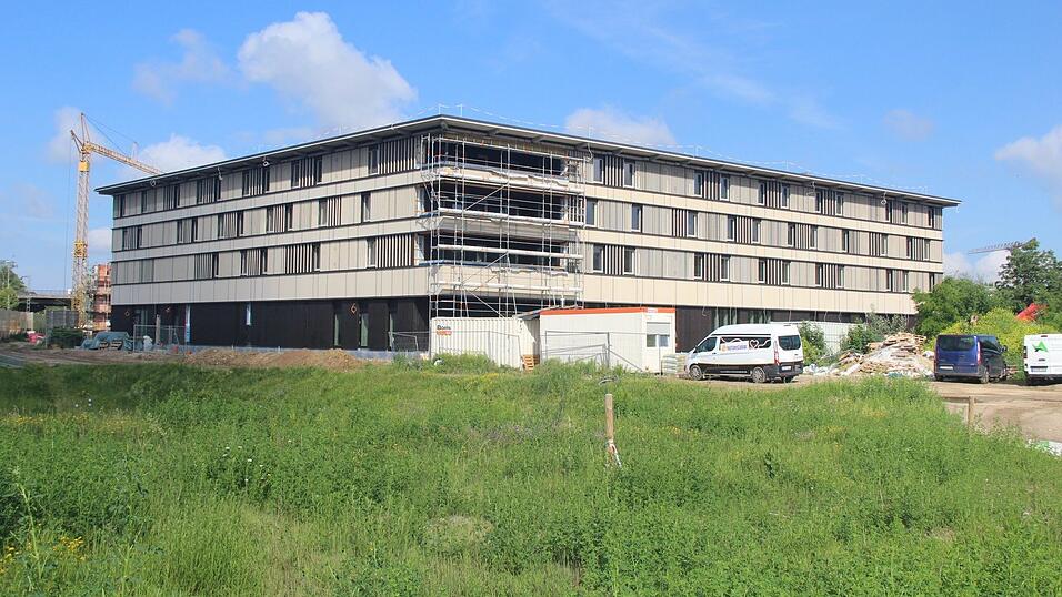 Von außen sieht der Neubau für das Jugendwohnhaus des Berufsschulverbands Straubing-Bogen schon ziemlich fertig aus. Von außen sieht der Neubau für das Jugendwohnhaus des Berufsschulverbands Straubing-Bogen schon ziemlich fertig aus.