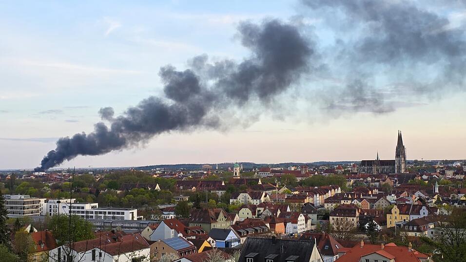 Die Rauchwolke ist weit über die Stadt hin sichtbar. Die Rauchwolke ist weit über die Stadt hin sichtbar.