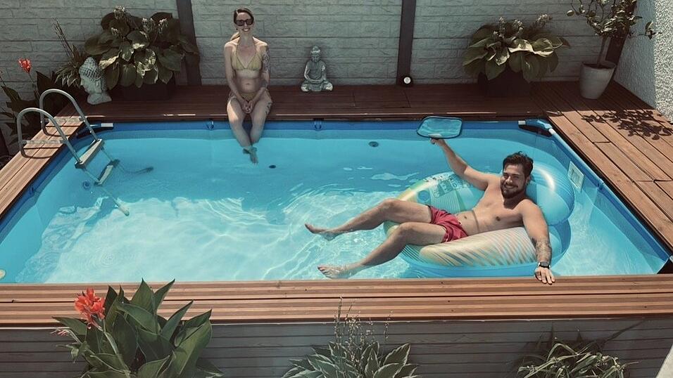 Auch Stephanies Freund Rosco und ihre Tochter Emily sind bei den heißen Temperaturen froh über die Abkühlung am Pool. Auch Stephanies Freund Rosco und ihre Tochter Emily sind bei den heißen Temperaturen froh über die Abkühlung am Pool.