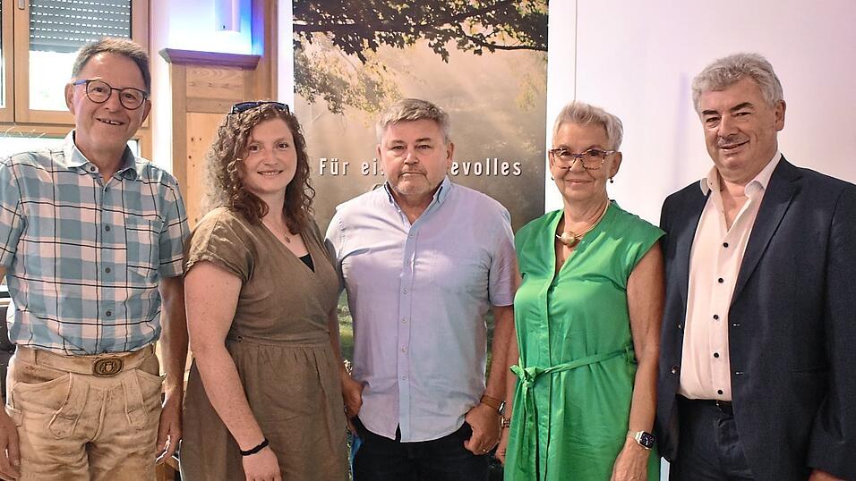 So sieht die neue Vorstandschaft aus (von rechts): Vorsitzender Ludwig Greimel, seine Stellvertreter Anita Bachhuber und Viktor Dück, Schriftführerin Elisabeth Bayer und Schatzmeister Josef Geigenberger. So sieht die neue Vorstandschaft aus (von rechts): Vorsitzender Ludwig Greimel, seine Stellvertreter Anita Bachhuber und Viktor Dück, Schriftführerin Elisabeth Bayer und Schatzmeister Josef Geigenberger.