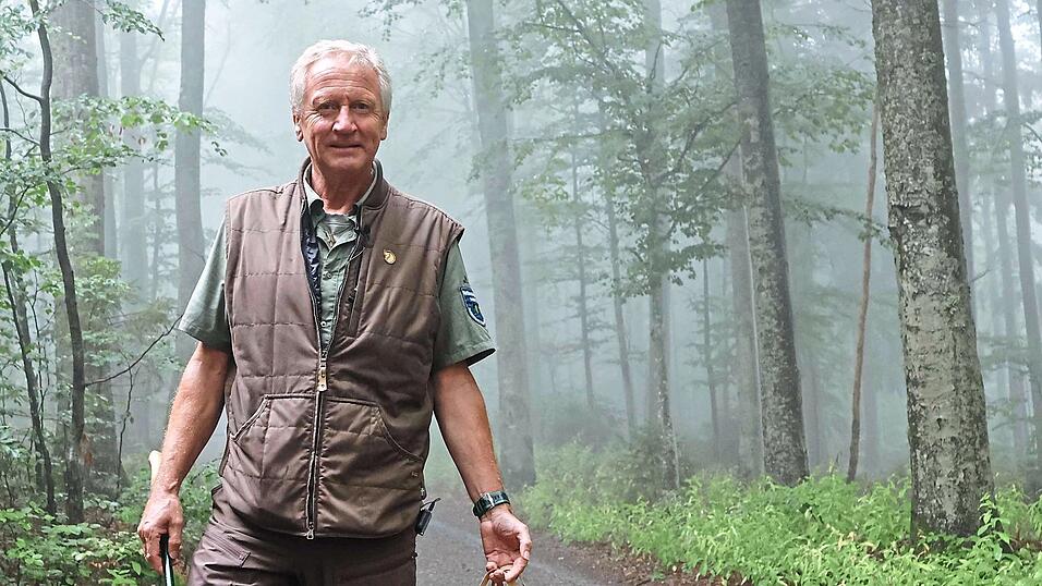 Nationalpark-Ranger Lothar Mies kam von seinem Rundgang mit zwei gefüllten Tüten Müll vom Lusen zurück. Nationalpark-Ranger Lothar Mies kam von seinem Rundgang mit zwei gefüllten Tüten Müll vom Lusen zurück.