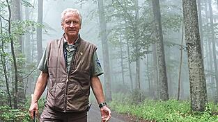 Nationalpark-Ranger Lothar Mies kam von seinem Rundgang mit zwei gefüllten Tüten Müll vom Lusen zurück. Nationalpark-Ranger Lothar Mies kam von seinem Rundgang mit zwei gefüllten Tüten Müll vom Lusen zurück.