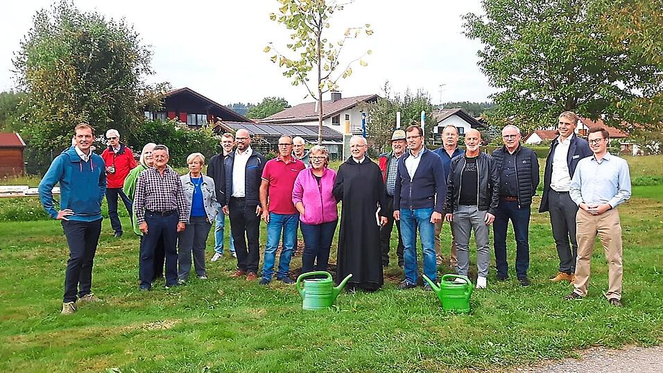 Organisatoren und Sponsoren des 'Einheitsbuddelns' mit Roncone-Freundeskreis-Vereinsvorsitzendem Werner Harteis (vorne, 2. v. l.) sowie Pfarrer Pater Athanasius Berggold, B&uuml;rgermeister Hans-J&uuml;rgen Fischer (vorne, M.) und Kreisrat Mathias Schwinger (l.).