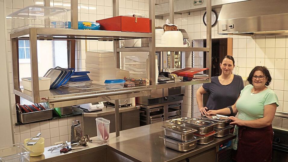 Die Küche, um die Essen für die Heilpädagogische Tagesstätte zu kochen, ist seit Ablauf der Osterferien in Betrieb. Küchenleiterin Irmi Steinbeißer (rechts) und Küchen-Mitarbeiterin Anita Dannenberg kochen bereits seit dem Ende der Osterferien täglich bis zu 100 Essen. Die Küche, um die Essen für die Heilpädagogische Tagesstätte zu kochen, ist seit Ablauf der Osterferien in Betrieb. Küchenleiterin Irmi Steinbeißer (rechts) und Küchen-Mitarbeiterin Anita Dannenberg kochen bereits seit dem Ende der Osterferien täglich bis zu 100 Essen.