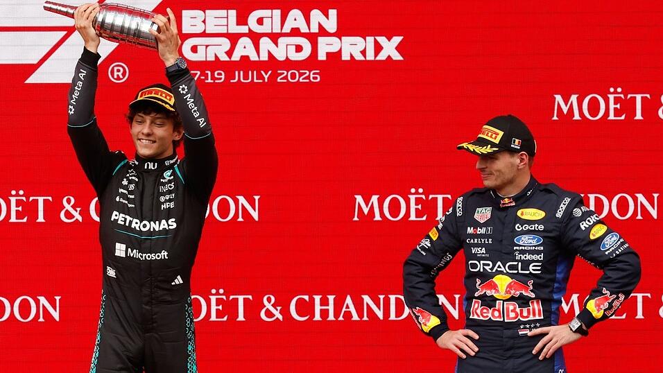 Verstappen (rechts) kann nur zuschauen, wie Antonelli den Siegerpokal in die Luft reckt. Verstappen (rechts) kann nur zuschauen, wie Antonelli den Siegerpokal in die Luft reckt.