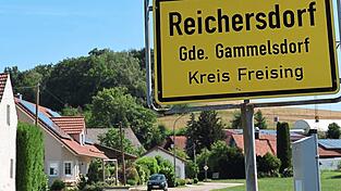 In Reichersdorf soll ein Rettungswagen stationiert werden, um im Notfall Patienten im nordöstlichen Landkreis Freising schneller helfen zu können. In Reichersdorf soll ein Rettungswagen stationiert werden, um im Notfall Patienten im nordöstlichen Landkreis Freising schneller helfen zu können.