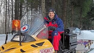 Die Bergwacht - hier mit Dr. Florian Loderbauer - im Dienst auf der Loipe.