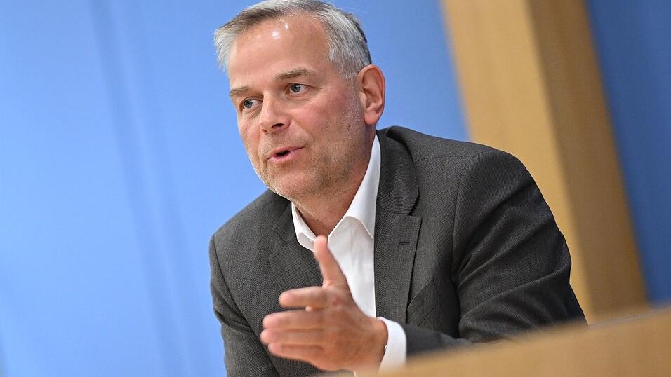 AfD-Spitzenmann Holm reklamierte den Auftrag zur Regierungsbildung für die AfD. AfD-Spitzenmann Holm reklamierte den Auftrag zur Regierungsbildung für die AfD.