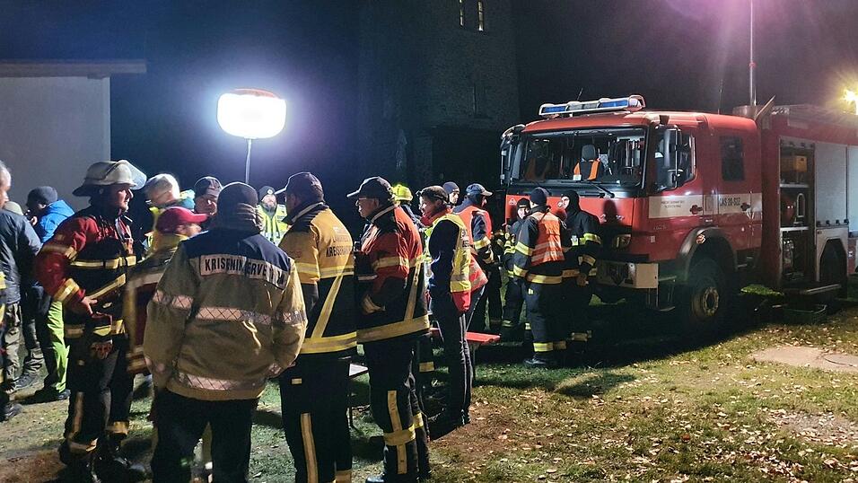 Seit Sonntagabend wurde im Grenzgebiet zwischen Waldmünchen und Tschechien ein Mädchen vermisst. Nun konnte die Achtjährige lebendig gefunden werden. Seit Sonntagabend wurde im Grenzgebiet zwischen Waldmünchen und Tschechien ein Mädchen vermisst. Nun konnte die Achtjährige lebendig gefunden werden.