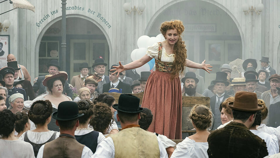 Colina Kandl (Brigitte Hobmeier) hält eine Rede beim Biermadl-Streik gegen die Bierpreiserhöhung auf dem Oktoberfest. Colina Kandl (Brigitte Hobmeier) hält eine Rede beim Biermadl-Streik gegen die Bierpreiserhöhung auf dem Oktoberfest.