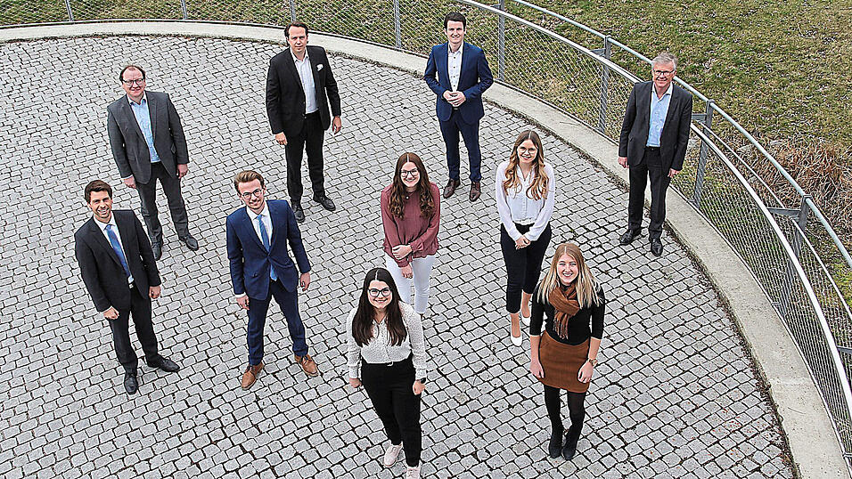 Stefanie Wimmer und Julia Bauer (vorne, v. l.), Johannes Kögl, David Holzmair, Julia Klement und Franziska Schober (Mitte, v. l.) sowie Martin Habel und Markus Hätscher mit den Raiffeisen-Vorständen Andreas Ehrmaier (rechts) und Florian Maier (hinten, links). Stefanie Wimmer und Julia Bauer (vorne, v. l.), Johannes Kögl, David Holzmair, Julia Klement und Franziska Schober (Mitte, v. l.) sowie Martin Habel und Markus Hätscher mit den Raiffeisen-Vorständen Andreas Ehrmaier (rechts) und Florian Maier (hinten, links).