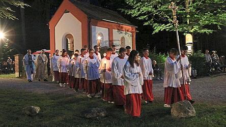 Stimmungsvoll war einmal mehr der nächtliche Gottesdienst im Freien vor der Maria Hilf-Kapelle. Festprediger war heuer Johann Ammer (rechts).