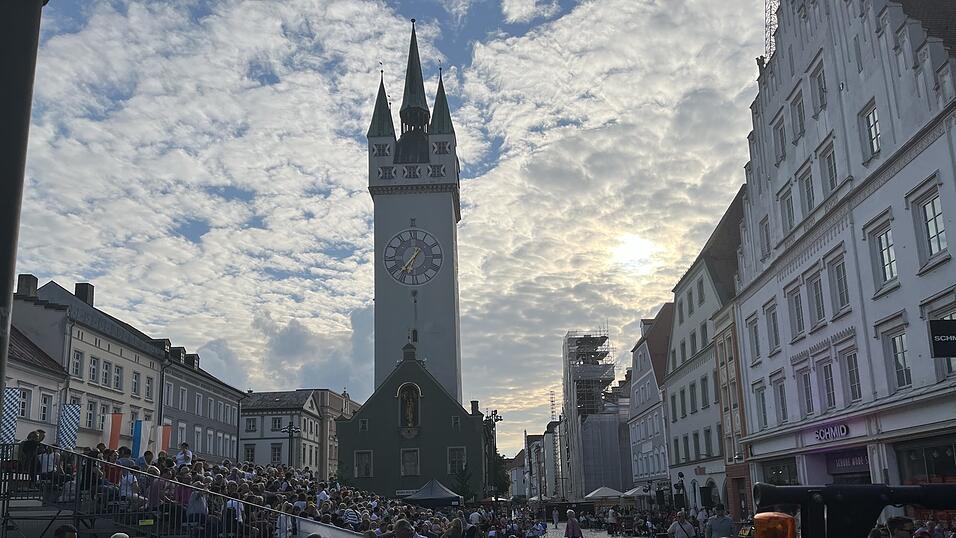 Mit Brotzeit, Getr&auml;nken und z&uuml;nftiger Musi l&auml;uteten die Straubingerinnen und Straubinger voller Vorfreude ihre 'F&uuml;nfte Jahreszeit' ein.