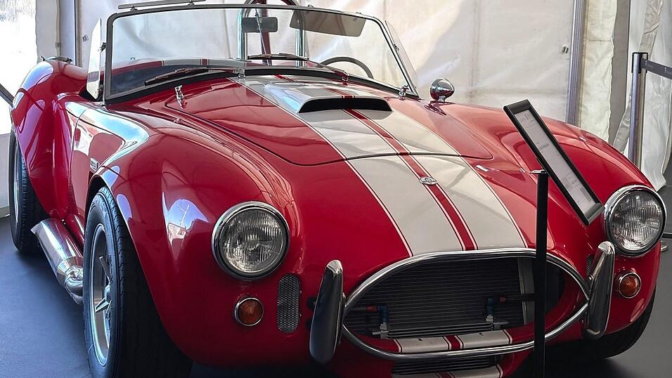 Bei diesem Wagen handelt es sich um einen Nachbau eines Shelby Cobras aus dem Jahr 2005 aus den USA. Bei diesem Wagen handelt es sich um einen Nachbau eines Shelby Cobras aus dem Jahr 2005 aus den USA.