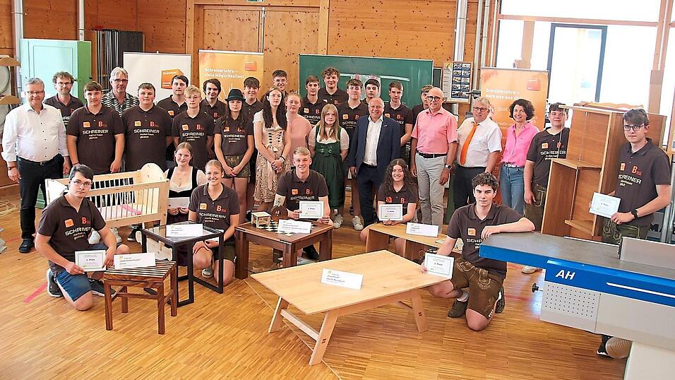 Die Jury bescheinigten allen Schülern, ihre Sache gut gemacht zu haben. Acht Werke wurden prämiert, außerdem wurden drei Sonderpreise des Fördervereins vergeben. Die Jury bescheinigten allen Schülern, ihre Sache gut gemacht zu haben. Acht Werke wurden prämiert, außerdem wurden drei Sonderpreise des Fördervereins vergeben.