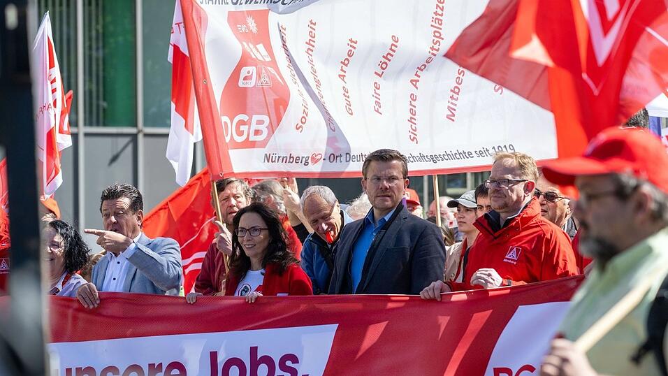 Die DGB-Bundesvorsitzende Yasmin Fahimi (Mitte) bei der zentralen Maikundgebung der Gewerkschaften in N&uuml;rnberg.