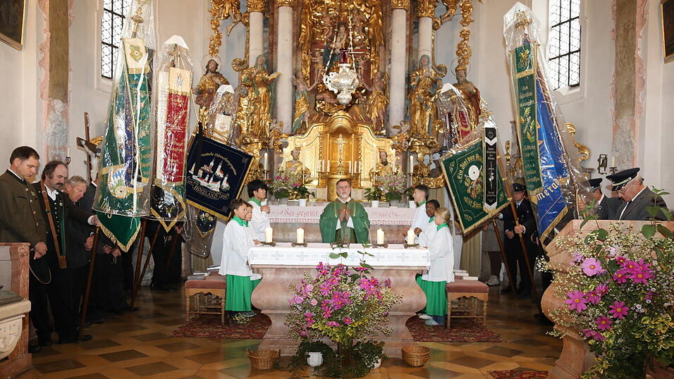 Gedacht wurde der gefallenen, verstorbenen und vermissten Kameraden beider Weltkriege. Wegen des Regens fanden sowohl der Gedenkgottesdienst als auch die anschließende Feier in der Pfarrkirche statt. Gedacht wurde der gefallenen, verstorbenen und vermissten Kameraden beider Weltkriege. Wegen des Regens fanden sowohl der Gedenkgottesdienst als auch die anschließende Feier in der Pfarrkirche statt.