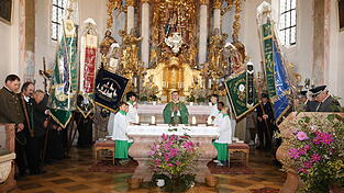 Gedacht wurde der gefallenen, verstorbenen und vermissten Kameraden beider Weltkriege. Wegen des Regens fanden sowohl der Gedenkgottesdienst als auch die anschließende Feier in der Pfarrkirche statt. Gedacht wurde der gefallenen, verstorbenen und vermissten Kameraden beider Weltkriege. Wegen des Regens fanden sowohl der Gedenkgottesdienst als auch die anschließende Feier in der Pfarrkirche statt.