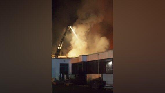 Es dauerte bis in die frühen Morgenstunden, ehe die Einsatzkräfte der Feuerwehr das Feuer unter Kontrolle hatten. (Foto: ih) Es dauerte bis in die frühen Morgenstunden, ehe die Einsatzkräfte der Feuerwehr das Feuer unter Kontrolle hatten. (Foto: ih)