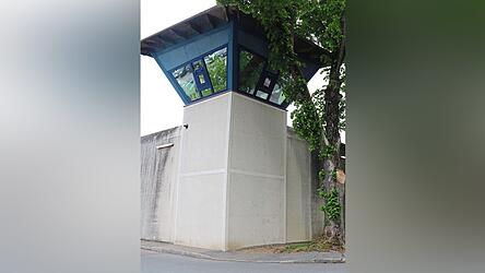 &Uuml;ber sechs Meter sind die Mauern hoch, die die Justizvollzugsanstalt umgeben. Die sechs Wacht&uuml;rme entlang der Mauer sind rund um die Uhr besetzt - w&uuml;rde ein Gefangener versuchen zu t&uuml;rmen, d&uuml;rfte das Personal nach Androhung und Warnschuss auch scharf aufs Bein schie&szlig;en. Das ist aber seit fast 30 Jahren nicht vorgekommen.