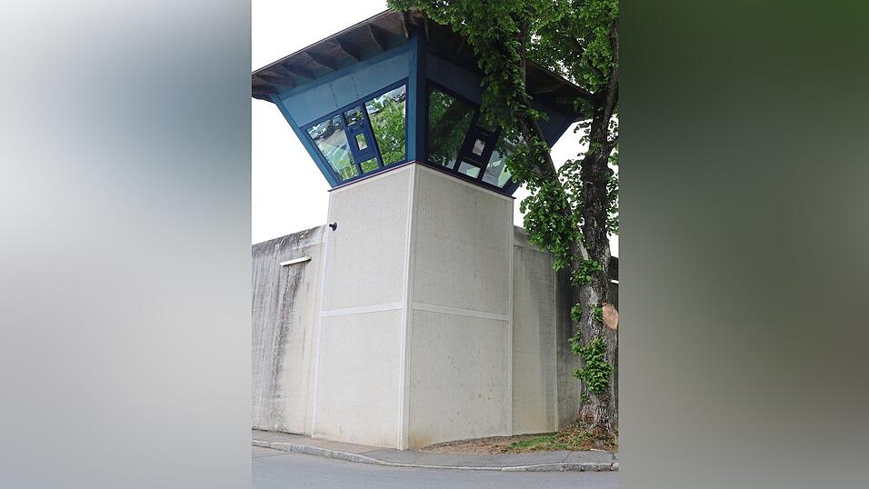 Über sechs Meter sind die Mauern hoch, die die Justizvollzugsanstalt umgeben. Die sechs Wachtürme entlang der Mauer sind rund um die Uhr besetzt - würde ein Gefangener versuchen zu türmen, dürfte das Personal nach Androhung und Warnschuss auch scharf aufs Bein schießen. Das ist aber seit fast 30 Jahren nicht vorgekommen. Über sechs Meter sind die Mauern hoch, die die Justizvollzugsanstalt umgeben. Die sechs Wachtürme entlang der Mauer sind rund um die Uhr besetzt - würde ein Gefangener versuchen zu türmen, dürfte das Personal nach Androhung und Warnschuss auch scharf aufs Bein schießen. Das ist aber seit fast 30 Jahren nicht vorgekommen.